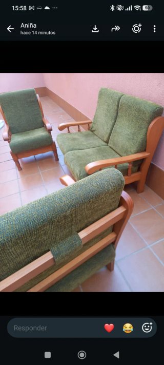 Conjunto de sofás de madera y tela