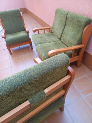Conjunto de sofás de madera y tela