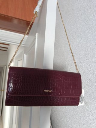 Bolso Parfois tipo sobre morado con cadena dorada