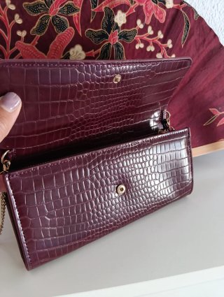Bolso Parfois tipo sobre morado con cadena dorada