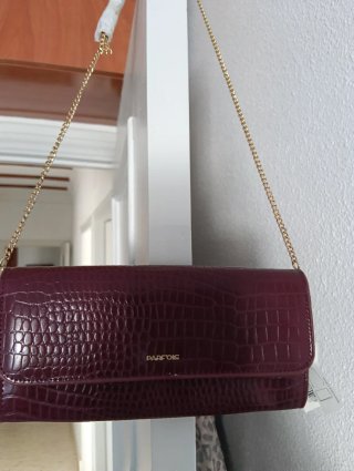 Bolso Parfois tipo sobre morado con cadena dorada