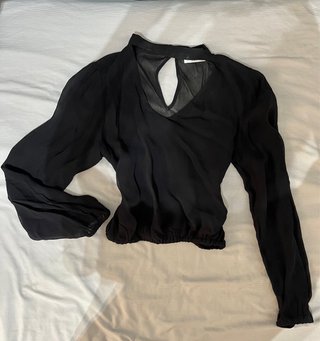 Blusa negra de manga larga con escote en V