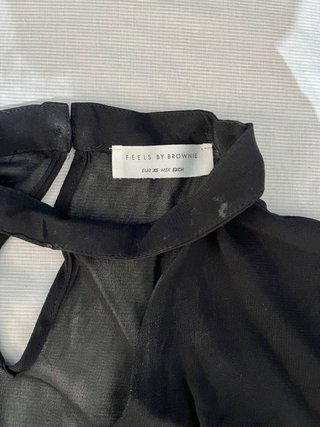 Blusa negra de manga larga con escote en V