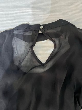 Blusa negra de manga larga con escote en V