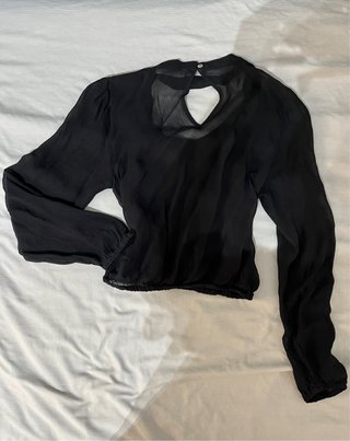 Blusa negra de manga larga con escote en V