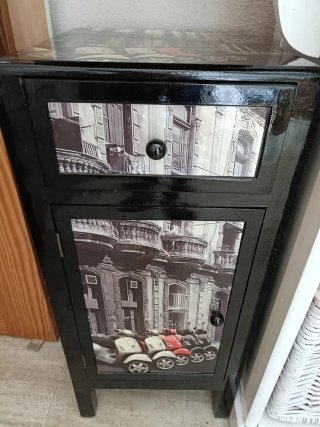 Mesita de noche con diseño de ciudad