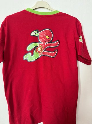 Camiseta roja de la marca foam gum el niño