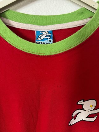 Camiseta roja de la marca foam gum el niño