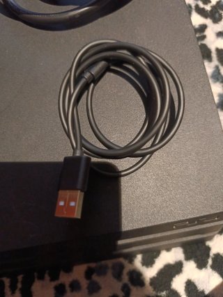 Ps4 Pro 1TB Negra + Mando y Cables