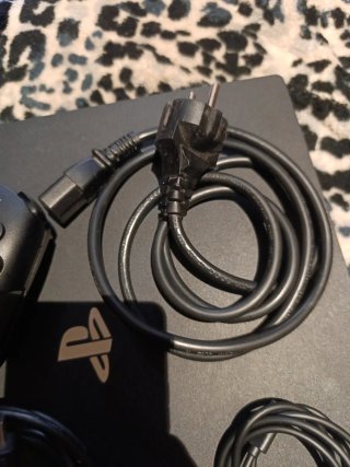 Ps4 Pro 1TB Negra + Mando y Cables
