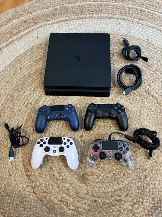 PS4 (PlayStation 4) Negra + 4 Mandos