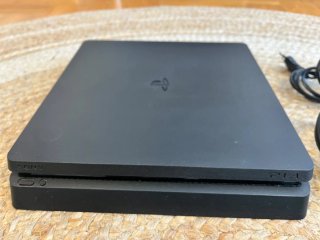 PS4 (PlayStation 4) Negra + 4 Mandos
