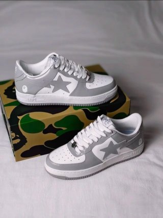 Zapatillas BAPE grises y blancas