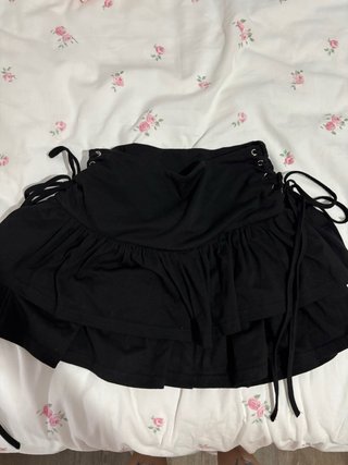Falda gótica negra con cordones