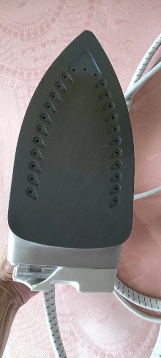 Plancha de vapor Ufesa con base