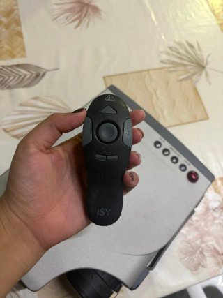 Proyector gris y negro, con maletín