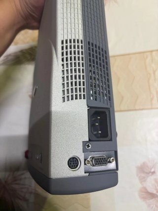 Proyector gris y negro, con maletín