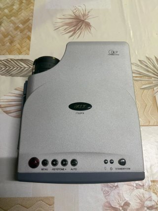 Proyector gris y negro, con maletín