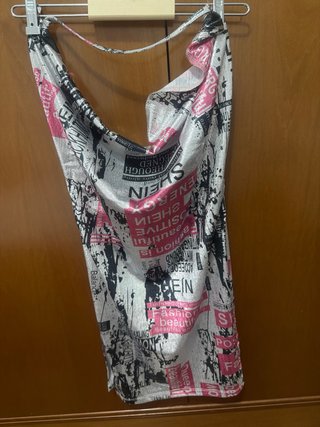Vestido plateado con estampado de periódico