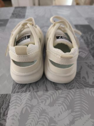 Deportivas blancas con rejilla