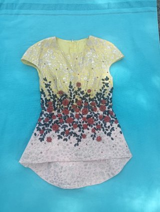 Blusa Jorge Vásquez floral rosa y amarillo