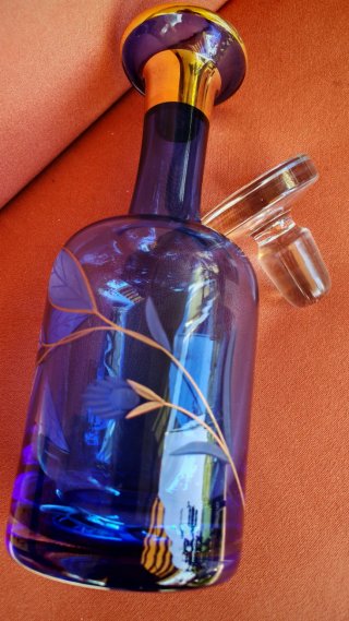 Caraffa in Vetro Blu con Dettagli Oro