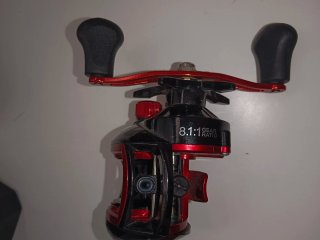Carrete de pesca negro y rojo