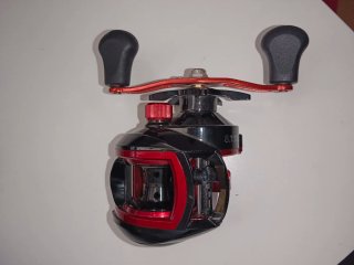 Carrete de pesca negro y rojo
