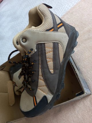 Zapatos de trekking beige y negro