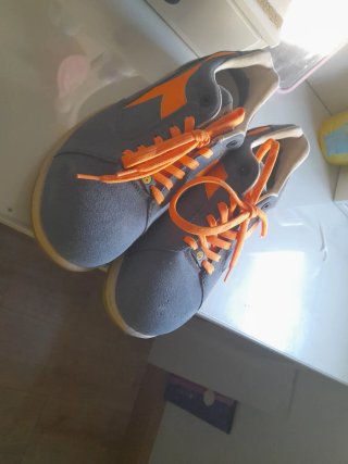 Zapatillas de seguridad grises y naranjas