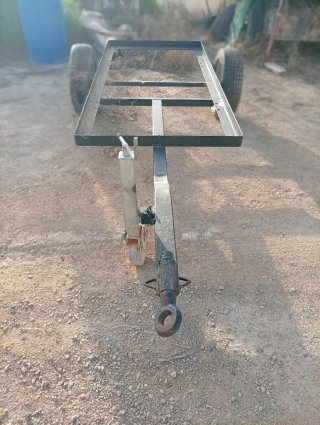 Remolque de carga con rueda de apoyo
