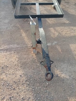 Remolque de carga con rueda de apoyo