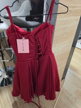 Vestido Rojo Corsé y Falda Acampanada