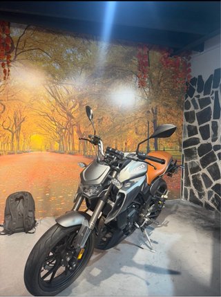 Moto Orca Naked Gris y Marrón