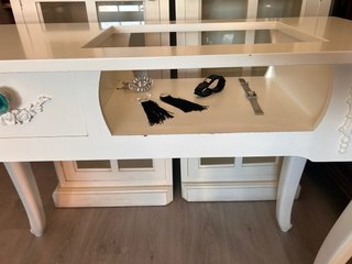 Vitrinas, recibidor y silla decoración