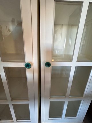 Vitrinas, recibidor y silla decoración