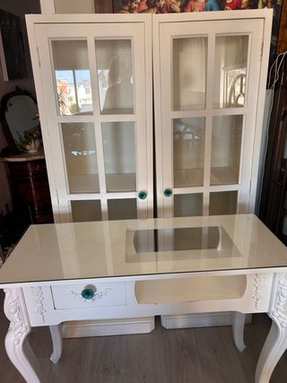 Vitrinas, recibidor y silla decoración