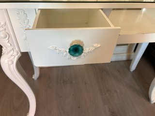 Vitrinas, recibidor y silla decoración