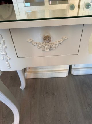 Vitrinas, recibidor y silla decoración