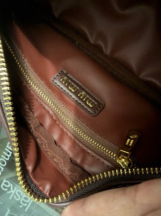 Borsa stile Miu Miu marrone scuro in ecopelle