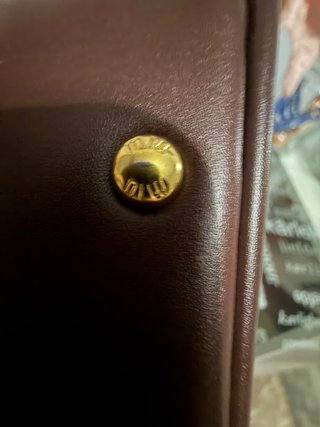 Borsa stile Miu Miu marrone scuro in ecopelle