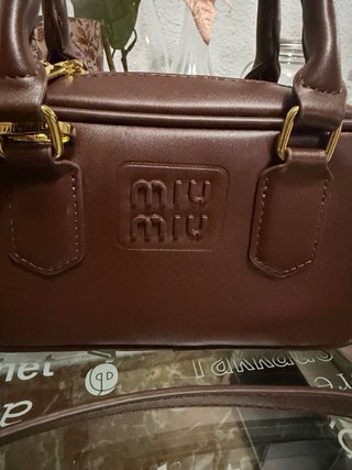 Borsa stile Miu Miu marrone scuro in ecopelle