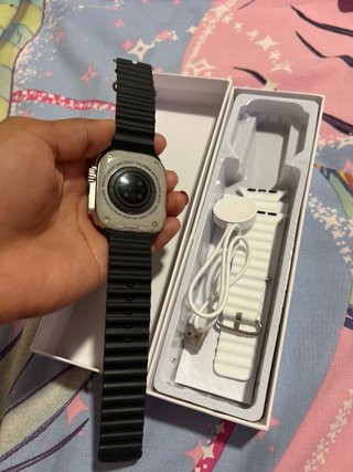 Smartwatch con 2 correas (negra y blanca)