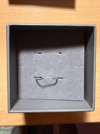 Anillo oro blanco 9k con circonitas