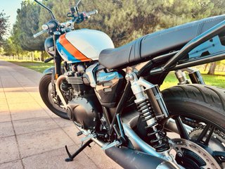 Triumph Speed Twin Negra y Naranja