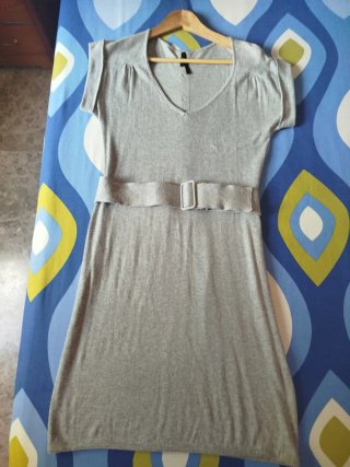 Vestido gris con cinturón