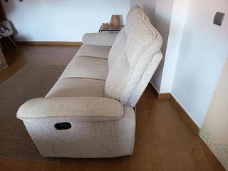 Sofá de tela beige y gris