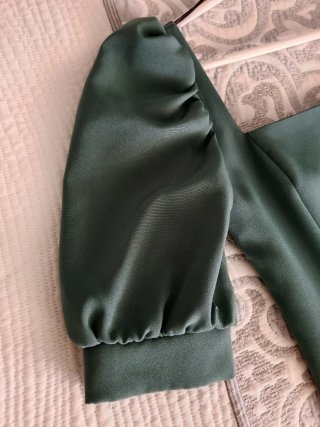 Vestido verde escote cuadrado manga abullonada