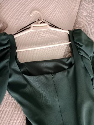 Vestido verde escote cuadrado manga abullonada