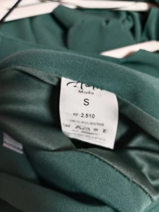Vestido verde escote cuadrado manga abullonada